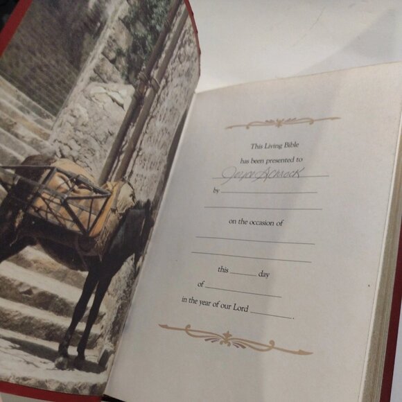 The Living Bible Red Letter Edition Tyndale 1979 Small Print.Any questions feel - Picture 5 of 12
